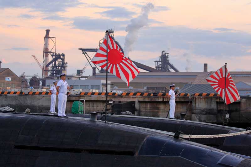 艦隊桟橋に入港中の自衛艦