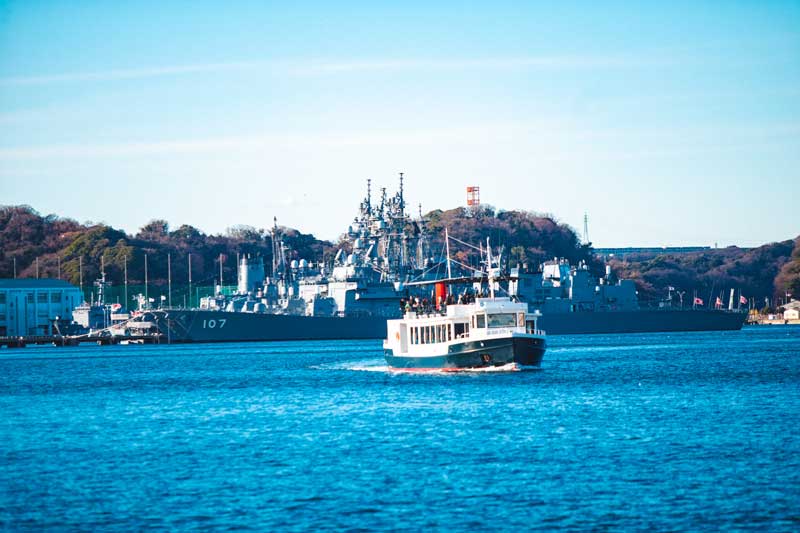 YOKOSUKA軍港めぐりの船